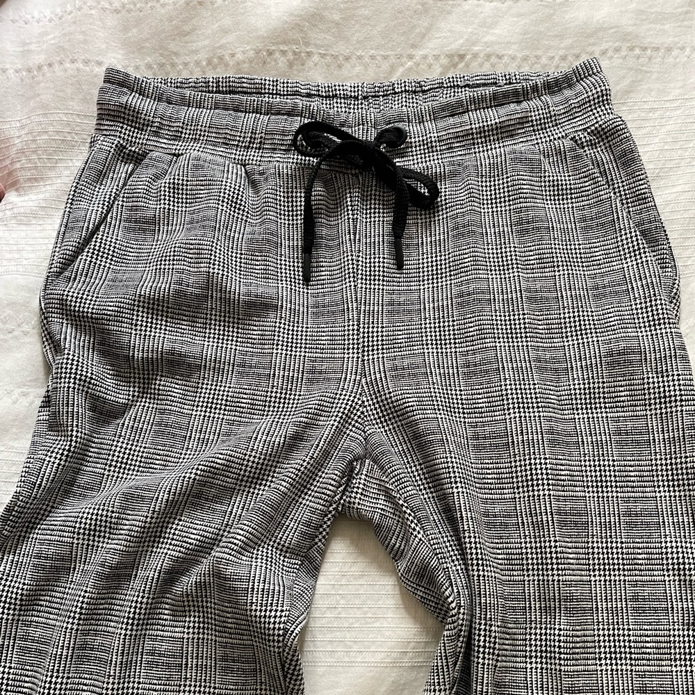 Pants, black and white, sweater or chic!